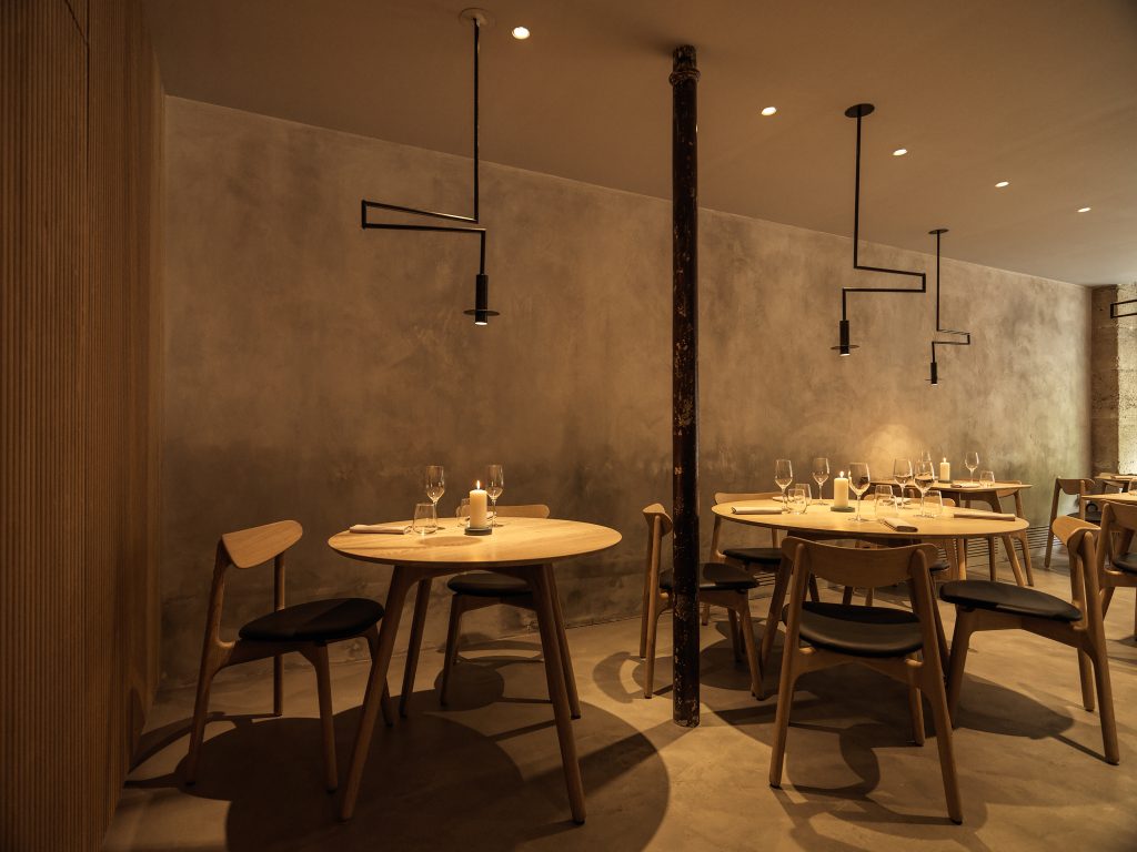 Der minimalistische Restaurantraum ist skandinavisch inspiriert, die Gerichte selbst wirken wie eine Fusion aus französischen und asiatischen Stilelementen.